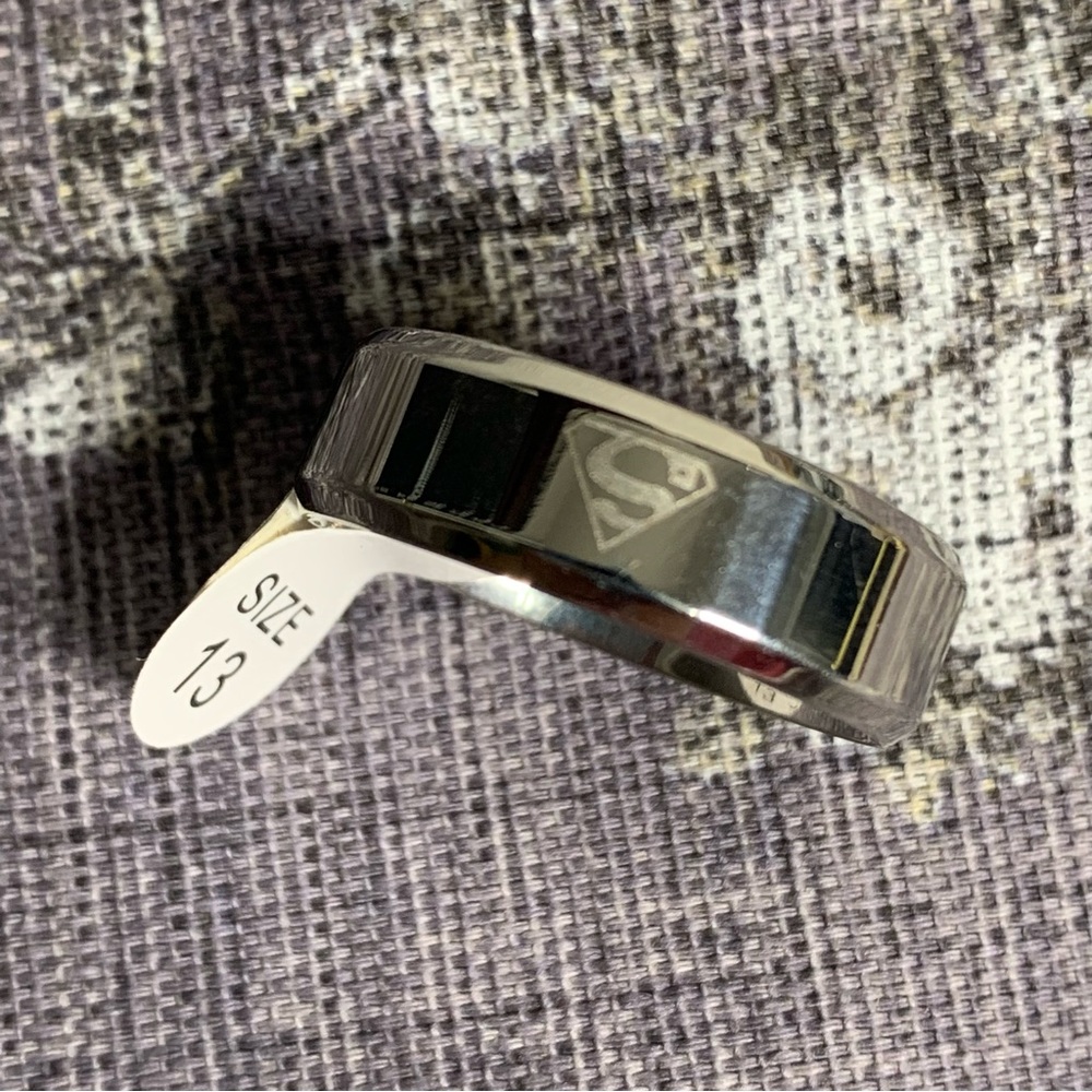 NWT Men’s Thick Etched Superman Ring